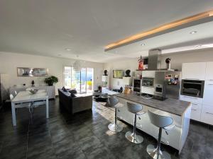 Η κουζίνα ή μικρή κουζίνα στο Belle maison avec piscine au coeur du medoc