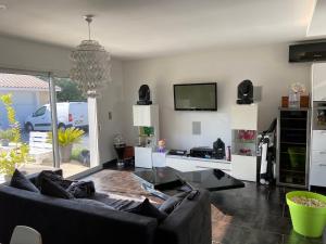 Μια τηλεόραση ή/και κέντρο ψυχαγωγίας στο Belle maison avec piscine au coeur du medoc