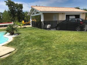 Κήπος έξω από το Belle maison avec piscine au coeur du medoc