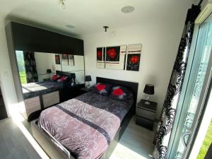 Ένα ή περισσότερα κρεβάτια σε δωμάτιο στο Belle maison avec piscine au coeur du medoc +13 φωτογραφίες