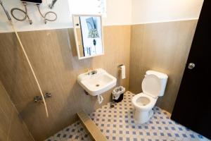 une petite salle de bain avec toilettes et lavabo dans l'établissement Tinian Island Haven, Sapphire Unit Apartment, 