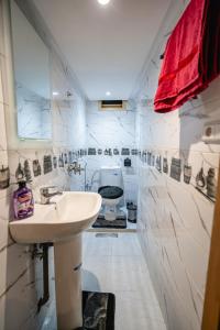 ラバトにあるDar Charki Medinaの洗面台とトイレ付きのバスルーム