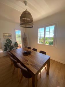 a dining room with a wooden table and chairs at Haut de Villa de 90m2, terrasse vue mer, plages à 5min in Carqueiranne