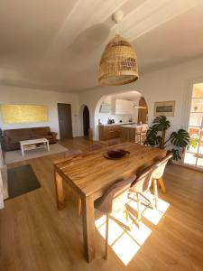 a large living room with a wooden table and chairs at Haut de Villa de 90m2, terrasse vue mer, plages à 5min in Carqueiranne