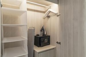 une pièce avec un placard contenant un poêle noir dans l'établissement The Ozone Lounge Lovers Golf View Bangtao, à Laguna Phuket