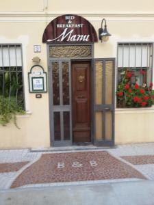 Taglio di Po的住宿－Bed And Breakfast Di Manu，带有早餐 ⁇ 的标志的建筑
