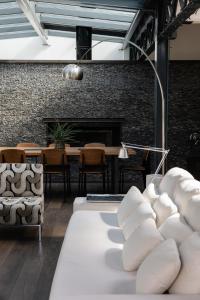 Maison contemporaine Centre DEAUVILLE - " 3 NUITS MINIMUM" في دوفيل: غرفة معيشة بها موقد وطاولة وكراسي