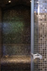 Maison contemporaine Centre DEAUVILLE - " 3 NUITS MINIMUM" في دوفيل: كابينة دش مع مقعد خلف باب زجاجي +58 صورة