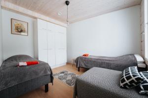 een slaapkamer met 2 bedden en een bank bij Riihikarhu Spa A in Muurame +15 foto's