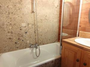 イゾラにあるCharmant chalet à Isola 2000 avec cheminée - FR-1-292-224のシャワー、浴槽、洗面台を備えたバスルーム