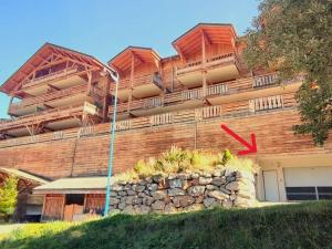 イゾラにあるCharmant chalet à Isola 2000 avec cheminée - FR-1-292-224の赤い矢印が付いた石壁のある建物