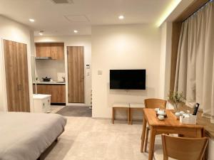 TV a/nebo společenská místnost v ubytování Akatsuki Ueno Park 上野動物園 上野公園徒歩 4分