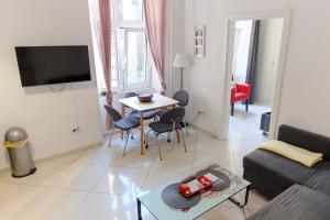 Una televisión o centro de entretenimiento en Apartment Luna Terazije