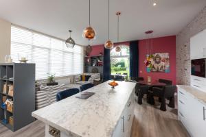 Photo de la galerie de l'établissement Stylish Country Escape with Garden and Courtyard, à Haslemere