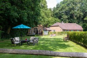 Photo de la galerie de l'établissement Stylish Country Escape with Garden and Courtyard, à Haslemere