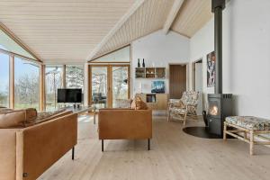 ein Wohnzimmer mit zwei Sofas und einem Kamin in der Unterkunft 8451 Knebel - Fyrrevej 9 in Knebel