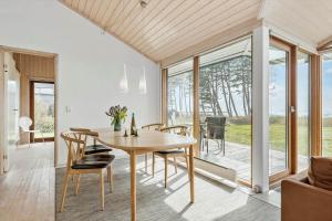 ein Esszimmer mit Tisch und Stühlen in der Unterkunft 8451 Knebel - Fyrrevej 9 in Knebel