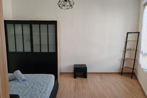 Un dormitorio con una cama y un reloj en la pared. en Breeze Side Studio, en Bereult