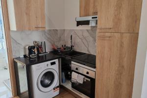 cocina pequeña con lavadora y fogones en Breeze Side Studio, en Bereult