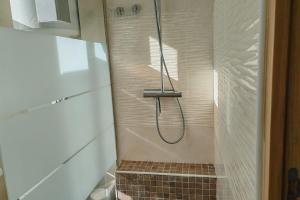 un baño con ducha con cabezal de ducha en Breeze Side Studio, en Bereult