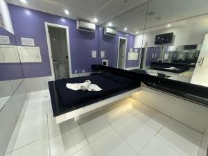 a room with a bed with a towel on it at Pousada La Ñina in Belém