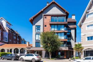 ein Mehrfamilienhaus mit Walmdach in der Unterkunft Rosa Edificio Residencial Storia in Gramado