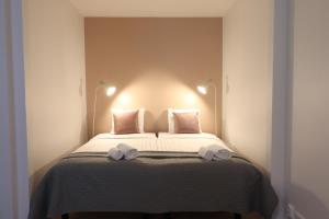 Ένα ή περισσότερα κρεβάτια σε δωμάτιο στο Forenom Serviced Apartments Helsinki Kristianinkatu