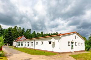 a white building with a satellite on it at Jugendbegegnungsstätte Am Kutzow-See Plöwen in Plöwen