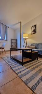 a living room with a table and a couch at T1 rénové 28m2 Cosy Confort ! in Anzin