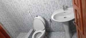 ein Badezimmer mit Toilette und Waschbecken in der Unterkunft London lodges Guest House in Karatschi + 73 Fotos