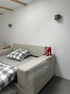 a bed with a red lamp on top of it at Modernes Studio mit en-Suite Bad & bester Anbindung in Düsseldorf