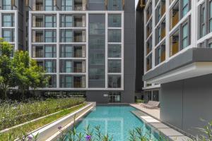 - une vue extérieure sur un bâtiment avec une piscine dans l'établissement The Ozone Lounge Lovers Golf View Bangtao, à Laguna Phuket