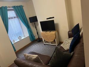スウォンジーにある54 - Room 2 - Smart Tvのソファと薄型テレビのあるリビングルーム