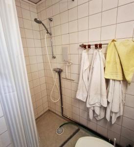 bagno con asciugamani bianchi appesi a un muro di Beachfront holiday home with sea view in Sölvesborg a Torsö Altre 11 foto