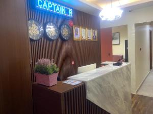 ein Restaurant mit einer Theke mit Tellern an der Wand in der Unterkunft Captain Residency in Lagos