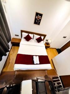 Ένα ή περισσότερα κρεβάτια σε δωμάτιο στο Sun Bright Residency - GB Road Thane