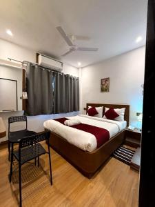 Ένα ή περισσότερα κρεβάτια σε δωμάτιο στο Sun Bright Residency - GB Road Thane
