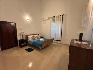 a bedroom with a bed and a window in a room at Railside House in Seeduwa