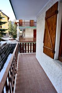 una porta sul lato di un edificio con patio di Piacevole alloggio di montagna per 4 persone a Limone Piemonte Altre 4 foto