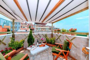 een balkon met een tafel en stoelen en uitzicht op de stad bij Walnut Shell Hotel in Istanbul