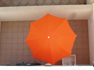 レウカにあるDono del Salentoの台所中に座るオレンジの傘