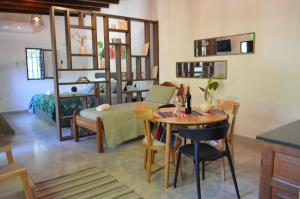 Khu vực ghế ngồi tại Gosén Cabañas y Suites