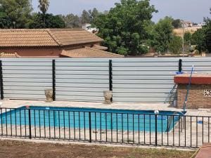 una piscina frente a un edificio en Villa Manolita, en Torrepalma