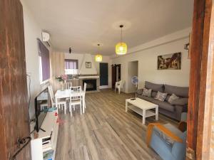 una sala de estar con un sofá y una mesa en Villa Manolita, en Torrepalma