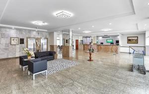 een lobby met een vrouw in een kamer bij Hotel Nacional Inn Piracicaba in Piracicaba