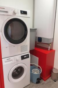 a washing machine and a tv in a room at Chambre privée "verte" - Maison partagée in Amiens