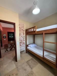 1 Schlafzimmer mit 2 Etagenbetten und einem Flur in der Unterkunft Casa Sofia - Macapá Paradise in Luis Correia