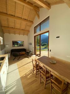 een keuken en eetkamer met een houten tafel en stoelen bij Chalet Morets in Saint-Gervais-les-Bains