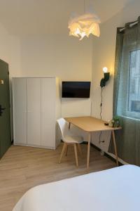 a room with a desk and a table with a chair at Chambre privée "verte" - Maison partagée in Amiens