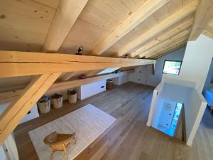 een bovenaanzicht van een loft in een klein huis bij Chalet Morets in Saint-Gervais-les-Bains